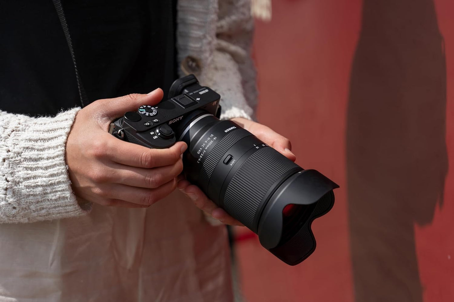 عدسة Tamron Di III-A VC VXD لكاميرات Fujifilm X-Mount APS-C بدون مرآة - 18 إلى 300 مم، فتحة عدسة F/3.5-6.3 / أسود